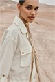 Короткий лонгслив с отложным воротником от Zara, регулируемым подолом и карманами на груди 11039862