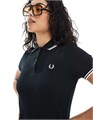 Чёрное платье Fred Perry с V-образным вырезом, короткими рукавами и двойным кантом, украшенное вышивкой логотипа 11037986