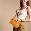 Fossil Сумка через плечо Taryn из натуральной кожи горчичного цвета с карманами и регулируемым ремнем 11055108