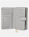 Kate Spade New York Компактный зернистый кожаный бумажник среднего размера в горно-сером цвете для карт и наличных 11043806