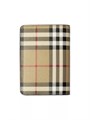 Burberry Чехол для паспорта с характерным квадратным узором, отделением для карт и карманом, из полиуретана и кожи 10043700