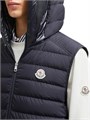 Пуховой жилет с капюшоном Bourget от Moncler из переработанного полиэстера с наполнителем из 90% утиного пуха 11034649