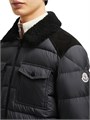 Куртка-пуховик Moncler Jafferau с пуховым наполнителем, воротником из овчины и замшевыми вставками 11035331
