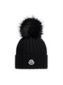 Moncler Теплая и комфортная шапка-бини из мериносовой шерсти с искусственным помпоном и рибаной 11016510