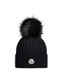 Moncler Теплая и комфортная шапка-бини из мериносовой шерсти с искусственным помпоном и рибаной 11016510
