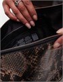 Topshop Кожаная сумка с узором под змеиную кожу, регулируемым ремнём и несколькими карманами 11232720