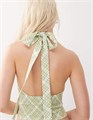 Приталенный молодёжный топ COLLUSION с открытыми плечами и рюшами в зелёную клетку 11169536