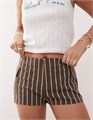 Шорты COLLUSION с микропринтом в коричневую полоску, низкой посадкой, карманами и регулируемыми бретелями 11169534