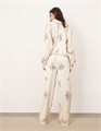 Атласные штаны ARRANGE с цветочной аппликацией кремового цвета - часть комплекта 11229092