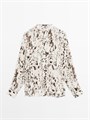 Рубашка с анималистическим принтом и сборкой от Massimo Dutti 11229575