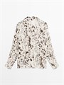 Рубашка с анималистическим принтом и сборкой от Massimo Dutti 11229575