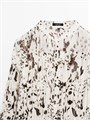 Рубашка с анималистическим принтом и сборкой от Massimo Dutti 11229575