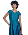 Молодёжное платье от Jessica Howard: футляр с короткими рукавами, расклешённой юбкой и лодочным вырезом 11171996