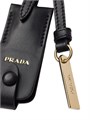 Prada Кожаная подвеска-кейс с зеркалом, металлической застежкой и эмалированным стальным логотипом 11009328