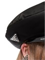 Prada Шляпа из Re-Nylon с металлическим треугольным логотипом и хлопковой подкладкой, произведена в Италии 11011544