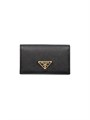 Prada Элегантный держатель для карточек из сафьяновой кожи с четырьмя слотами и застёжкой на кнопку 11019732