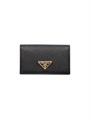 Prada Элегантный держатель для карточек из сафьяновой кожи с четырьмя слотами и застёжкой на кнопку 11019732