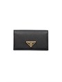 Prada Элегантный держатель для карточек из сафьяновой кожи с четырьмя слотами и застёжкой на кнопку 11019732