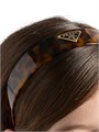 Prada Элегантная повязка на голову из метакрилата с эмалированным металлическим логотипом в форме треугольника 11020992