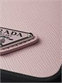 Prada Оригинальный: Чехол из сафьяновой кожи для iPhone 15 Pro Max с регулируемым ремешком и эмалевым логотипом 11020229