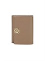 Loewe Тройной кожаный бумажник с логотипом, одним отделом для купюр, карманом для монет, шестью слотами для карт 11013628