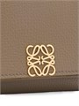 Loewe Тройной кожаный бумажник с логотипом, одним отделом для купюр, карманом для монет, шестью слотами для карт 11013628