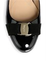 Лаковые балетки Varina с бантом и логотипом для женщин от Ferragamo 11018942