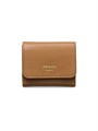Prada Кожаный кошелек из телячьей кожи с логотипом, карманом для купюр и четырьмя слотами для карт 11019673