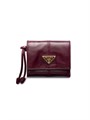 Prada Кожаный кошелек с эмалированным металлическим логотипом, 1 отделение для банкнот и 4 слота для карт 11027308