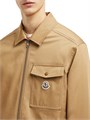 Хлопковая габардиновая куртка Moncler с молнией, регулируемыми манжетами и карманами на кнопках 11030049