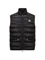 Мужская пуховая жилетка Gui от Moncler с наполнителем 90% пух, 10% перо, двусторонней молнией и карманами на молнии 11030037