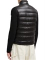 Мужская пуховая жилетка Gui от Moncler с наполнителем 90% пух, 10% перо, двусторонней молнией и карманами на молнии 11030037