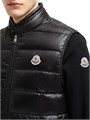Мужская пуховая жилетка Gui от Moncler с наполнителем 90% пух, 10% перо, двусторонней молнией и карманами на молнии 11030037