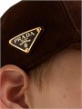 Prada Замшевая бейсбольная кепка с металлическим логотипом и хлопковой подкладкой из 100% овечьей кожи 11023299