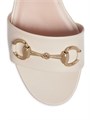 Кожаные сандалии на платформе Lady Horsebit 75 мм от Gucci с открытым носком и пряжкой 11009637