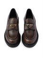 Кожаные лоферы Prada шоколадного цвета с массивной подошвой и эмалированным металлическим логотипом 11017528