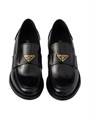 Замшевые лоферы Prada с треугольным логотипом и каблуком 20 мм 11021003