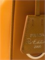 Prada Мини-сумка Re-Edition 2005 из переработанного нейлона с утонченной фурнитурой и кожаной ручкой 11019704