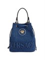 Versace Модная джинсовая сумка-ведро с эмблемой Медузы, съемным плечевым ремнём из хлопка и кожи 11030970