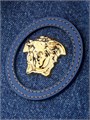 Versace Модная джинсовая сумка-ведро с эмблемой Медузы, съемным плечевым ремнём из хлопка и кожи 11030970