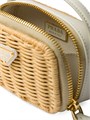 Prada Эмалированный логотип на мини-сумке из плетенки и кожи с молнией и съемным плечевым ремнем 11008522